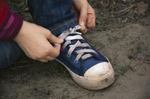 When children learn how to tie their shoelaces, they do so in discrete steps - known as "movement chunking."